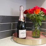 Dane Duplex Studio Seven - Your Dream Coventry Stay